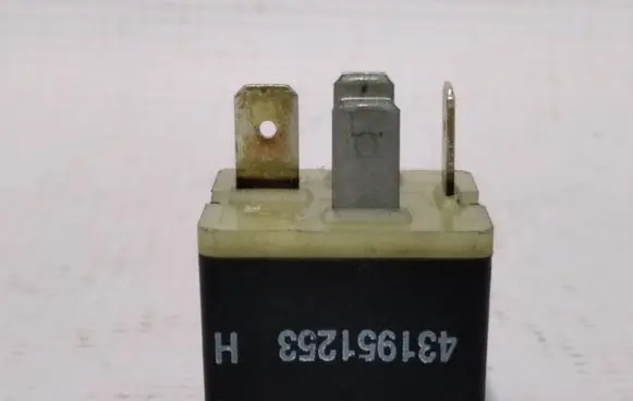 Volkswagen PASSAT B5 Other relay 431951253H
