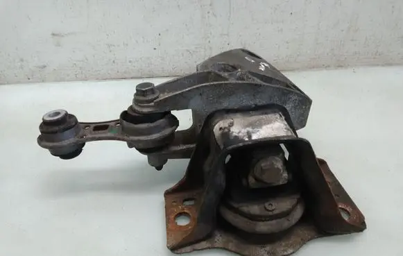 Engine mount bracket