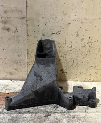 Engine mounting bracket