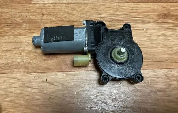 Volvo V70 Rear door window regulator motor 0130821776