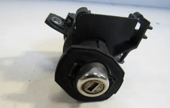 BMW 3 E90 E91 Tailgate exterior lock 7167321