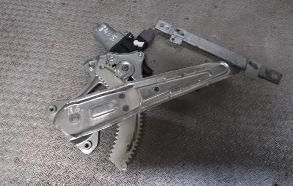 Mitsubishi Lancer VIII Rear door window regulator with motor 5713A258