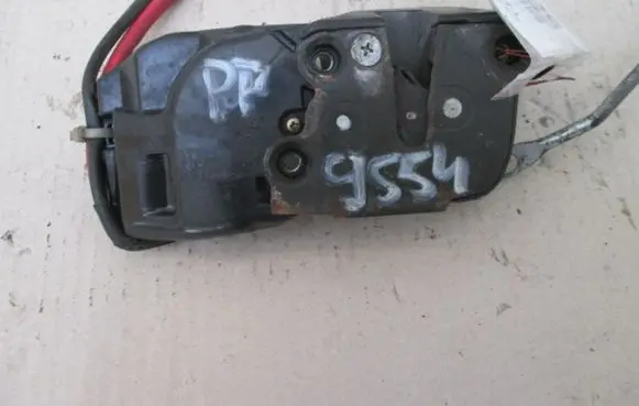 Suzuki Baleno EG Front door lock