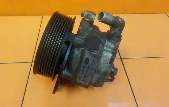 Land Rover Discovery 3 - LR3 Power steering pump 7H223A696AB 3MB3