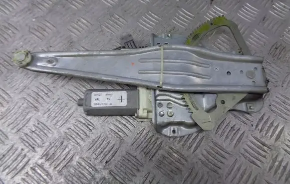 Toyota Avensis T250 Front door electric window regulator 69840-05100