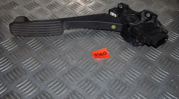 Volvo V70 Accelerator throttle pedal 30715175