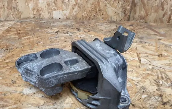 Mercedes-Benz CLA C117 X117 W117 Gearbox mount A2462400617