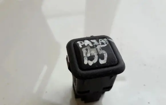 Volkswagen PASSAT B5 Fuel tank opening switch 3B0959833A