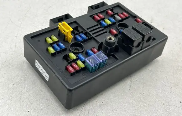 Chevrolet Captiva Fuse module 96821082 7B28 0181