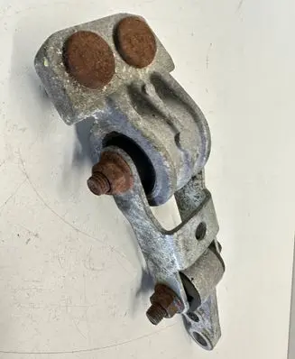 Volvo XC70 Engine mount bracket 30680750