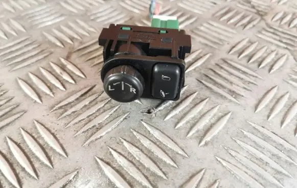 Nissan Qashqai Wing mirror switch