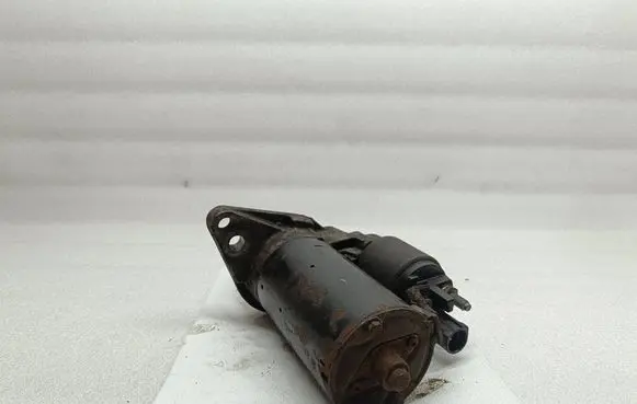Volkswagen PASSAT B6 Starter motor 1005831311