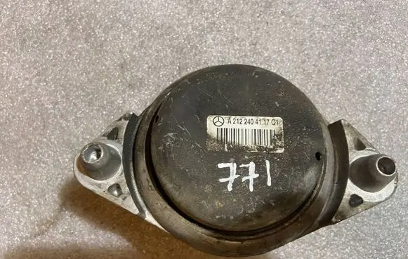 Mercedes-Benz E W212 Engine mount bracket a2122404117 2122404117