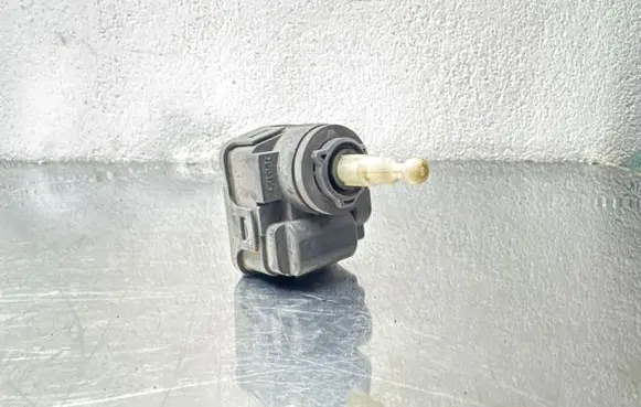 Opel Omega B2 Headlight level adjustment motor 00728230