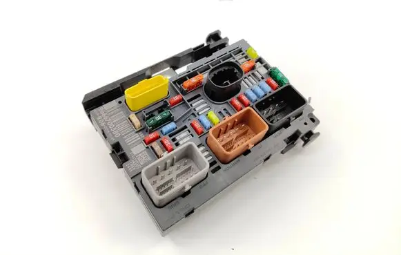 Peugeot 308 Fuse module 9666700580