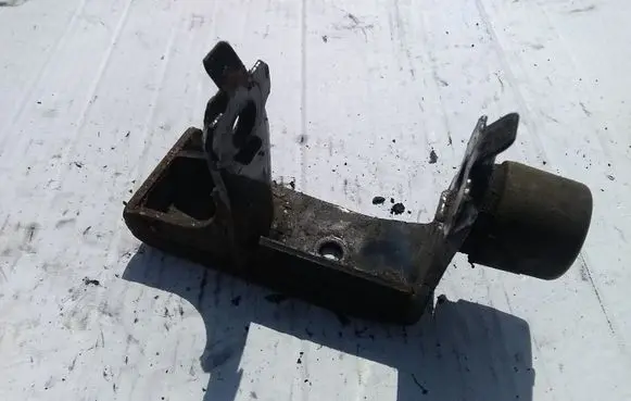 Toyota Avensis T250 Engine mounting bracket