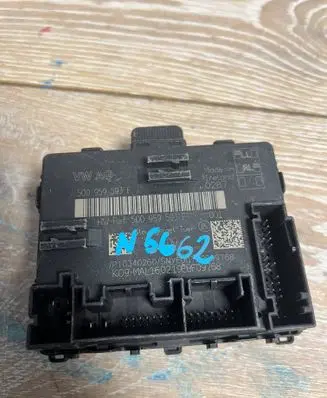 Volkswagen Tiguan Door control unit/module 5Q0959593F