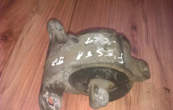 Ford Fiesta Engine mount bracket 96fb7m121aj