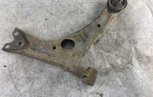 Toyota Corolla Verso E121 Front lower control arm/wishbone