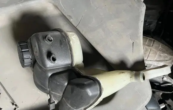 Mercedes-Benz S W221 Coolant expansion tank/reservoir 2215000349
