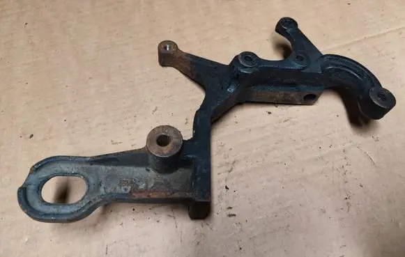 Jeep Grand Cherokee (WJ) Engine mounting bracket 9051245F