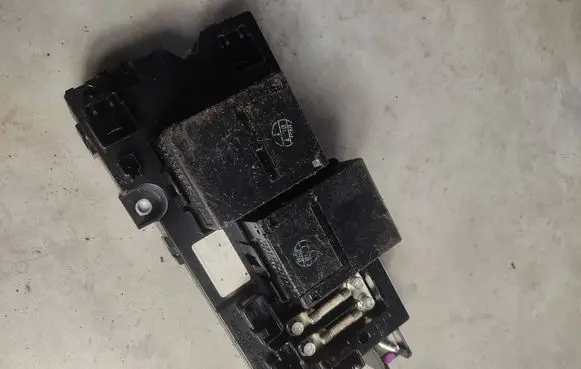 Toyota Camry Fuse module G92Z128010A 9J090027 9393A
