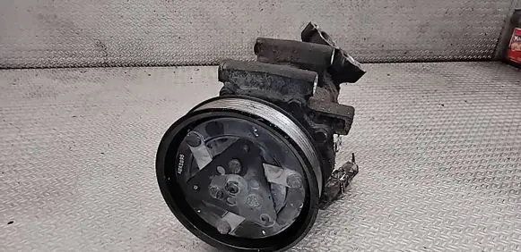Renault Clio III Air conditioning compressor pulley 