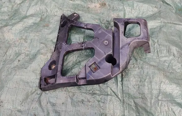 Rear bumper mounting bracket