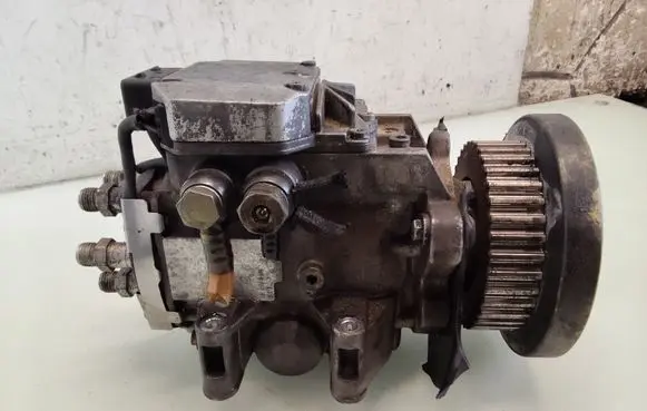 Audi A6 S6 C5 4B Fuel injection high pressure pump 0281010889