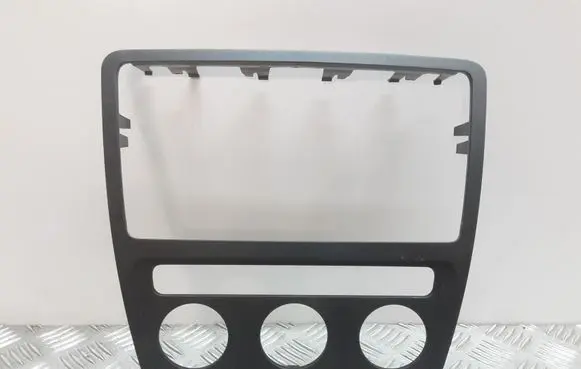 Skoda Octavia Mk2 (1Z) Radio/GPS head unit trim 1Z0858069A