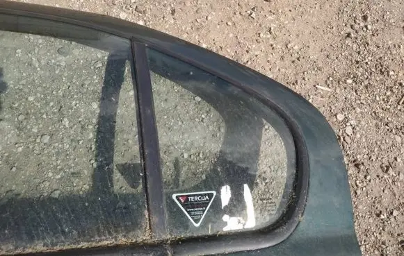 Rear vent window glass