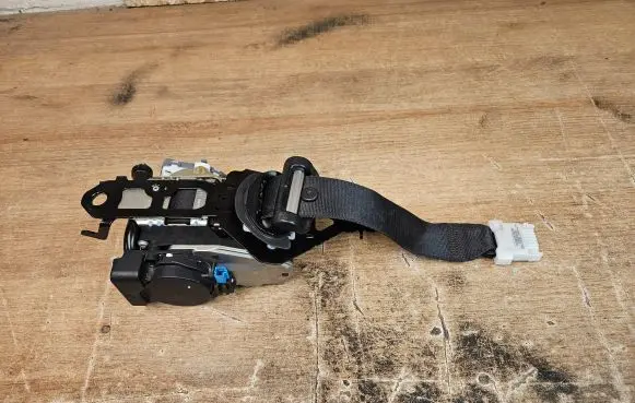 Mercedes-Benz GLC X253 C253 Front seatbelt 631024200A