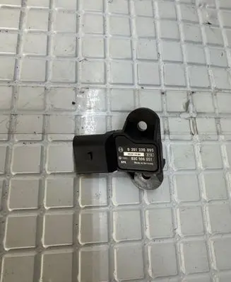 Volkswagen Golf V Air pressure sensor 0261230095 03C906051