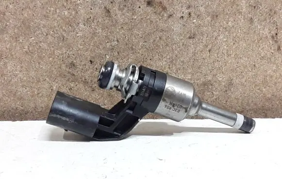 Volkswagen PASSAT B7 Fuel injector 03C906036K