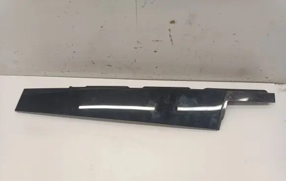 Volkswagen Touareg III Front door glass trim molding 760837902