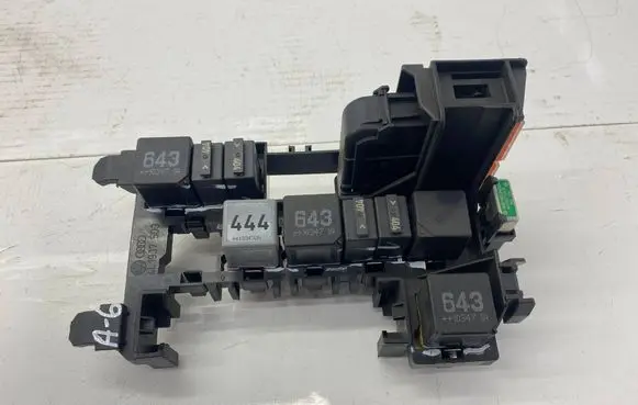 Audi Q7 4L Relay mounting block 4L1937503