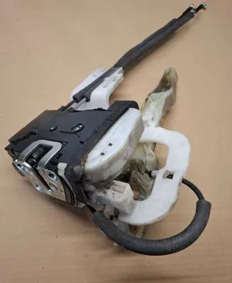 Hyundai ix35 Front door lock 813202Y000