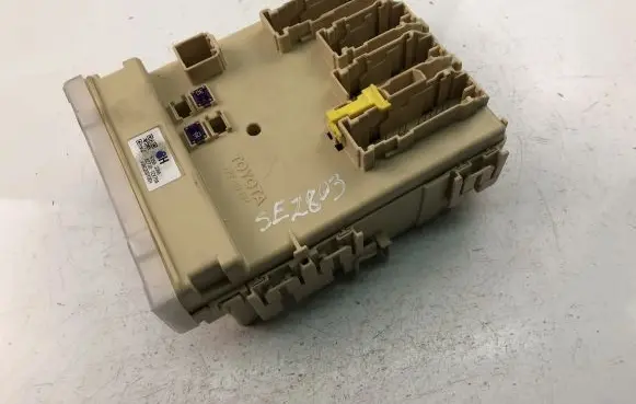Toyota Auris 150 Fuse box set 8273012X70A