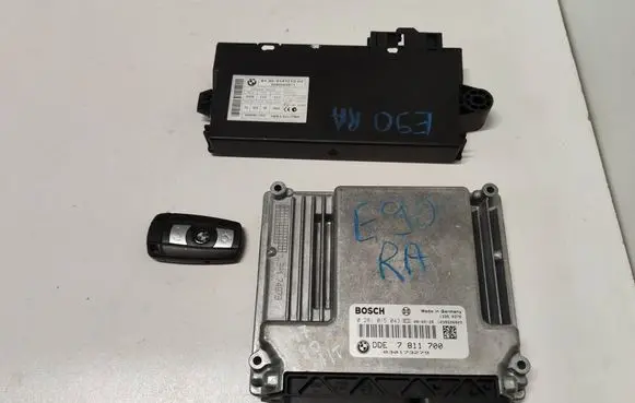 BMW 3 E90 E91 Engine control unit/module 0281015043 7811700 030173279