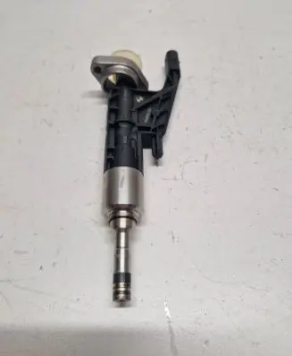 BMW 5 G30 G31 Fuel injector 7639990 61230412