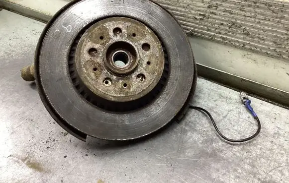 Front wheel hub