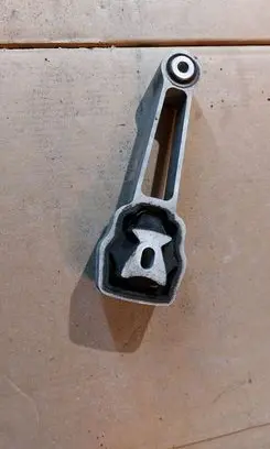Volvo S60 Engine mount bracket