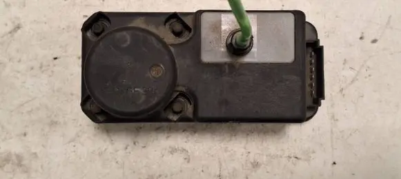 Volkswagen PASSAT B5 Central locking vacuum pump 1H0962257E