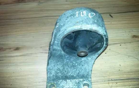 Nissan Almera Engine mount bracket
