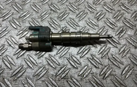 BMW 5 E60 E61 Fuel injector
