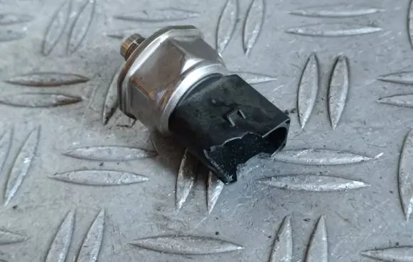 BMW 3 E90 E91 Fuel pressure sensor 7537319 1028060991 55PP1101