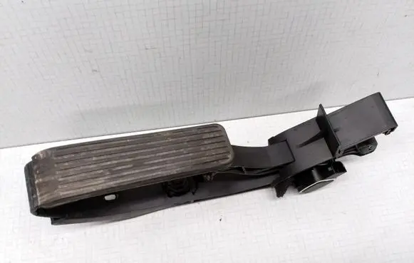 Mercedes-Benz E W211 Accelerator throttle pedal A2113000404 A2113010001