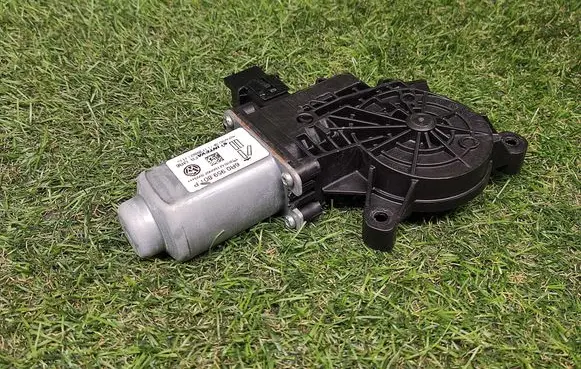 Skoda Fabia Mk2 (5J) Front door window regulator motor 6R0959801P