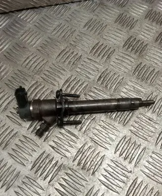 Volvo S60 Fuel injector 8658352