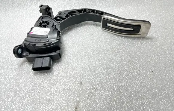 Accelerator throttle pedal